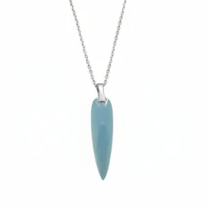 Ett Spetsögla U-formad ca 7,9x2,8mm silverhalsband med polerat, långsträckt ljusblått hänge i spetsig oval form, hängande från en enkel silverbygel mot en vit bakgrund.