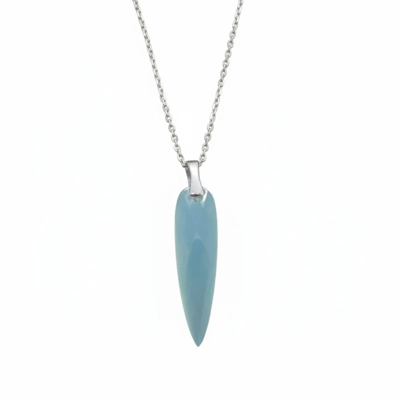 Ett Spetsögla U-formad ca 7,9x2,8mm silverhalsband med polerat, långsträckt ljusblått hänge i spetsig oval form, hängande från en enkel silverbygel mot en vit bakgrund.