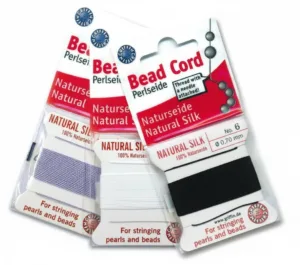 Tre förpackningar Pärlsilke från Griffin 100% silke i färgerna lila, vit och svart, avsedd för påträdning av pärlor och kulor. Varje förpackning innehåller silkestråd med påsatt nål som syns i förpackningen.