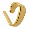 Trekantsögla Slät i 14K guld, som mäter 5-7,7 mm, har en minimalistisk öppen och böjd design med en elegant, slät finish, visad på en vit bakgrund.