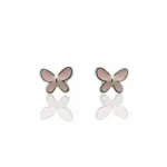 Örhänge med stift - Fjäril: Små, rosa örhängen i form av fjärilar med silverfärgade kanter, visade på vit bakgrund med deras speglingar nedanför.