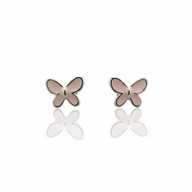 Örhänge med stift - Fjäril: Små, rosa örhängen i form av fjärilar med silverfärgade kanter, visade på vit bakgrund med deras speglingar nedanför.
