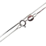 Närbild av Silverkedja Venezia rodiumpläterad 42-45cm, ett silverfärgat boxkedjehalsband med fjäderringlås och platt rund tagg, mot en vit bakgrund.