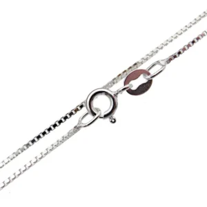 Närbild av Silverkedja Venezia rodiumpläterad 42-45cm, ett silverfärgat boxkedjehalsband med fjäderringlås och platt rund tagg, mot en vit bakgrund.