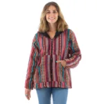 En kvinna ler när hon bär Unisexjacka med fleecefoder - Small, en färgglad randig jacka med svart krage, tillsammans med blå jeans mot en vit bakgrund.