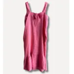 Linneklänning Sicily underbar sommarklänning är en ärmlös rosa linneklänning med breda axelband, knytband i halsringningen och volang i nederkanten, mot en vit bakgrund.