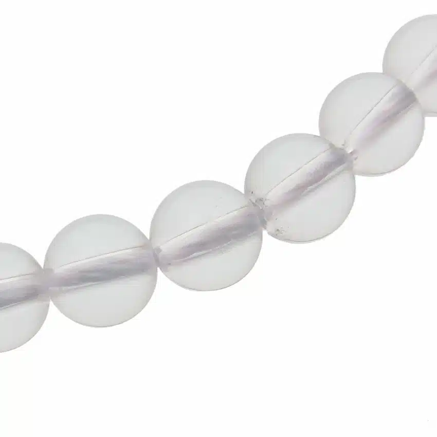 Bergkristall 8mm rund ädelsten 1 Close-up of a string of white translucent round beads on a necklace.
