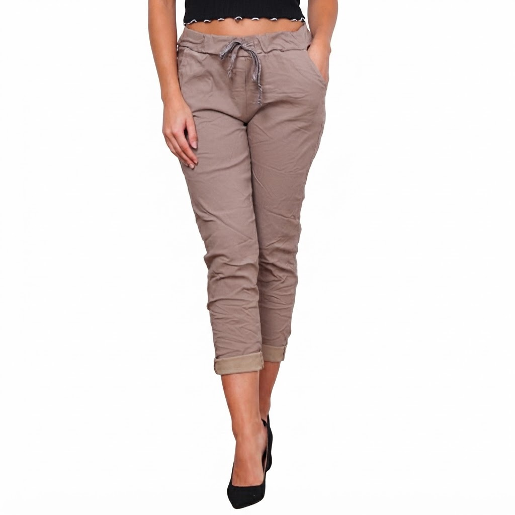 Byxa Elastisk - Mullvad 1 Model wearing taupe cropped pants with a drawstring waist and rolled cuffs, paired with a black top and black heels.